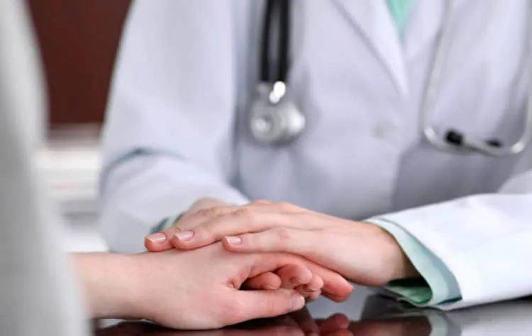 Người nước ngoài và Việt kiều cần chuẩn bị gì trước khi khám chữa bệnh tại Việt Nam?